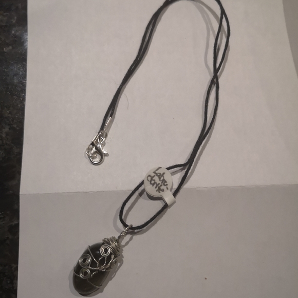 Labradorite pendant on vinyl necklace - Picture 3 of 6